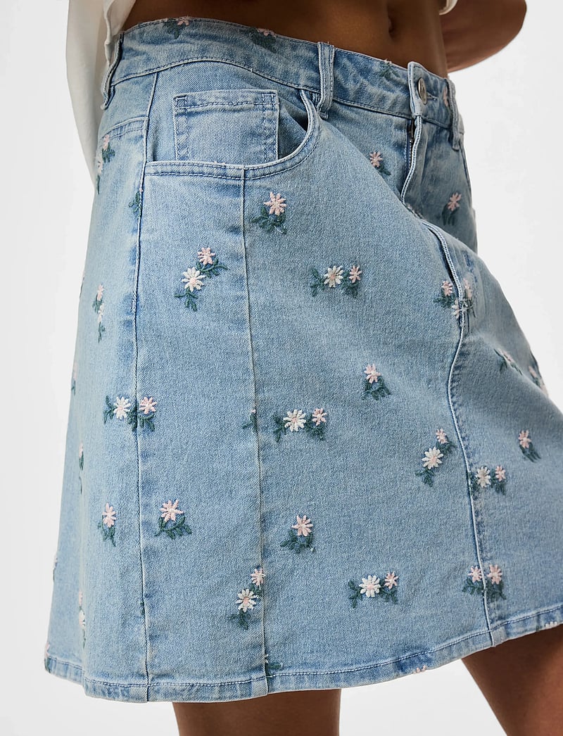 Pieces - PCFLORA HW SHORT DENIM EMB SKIRT NOOS - denimnederdele - light blue denim - 5