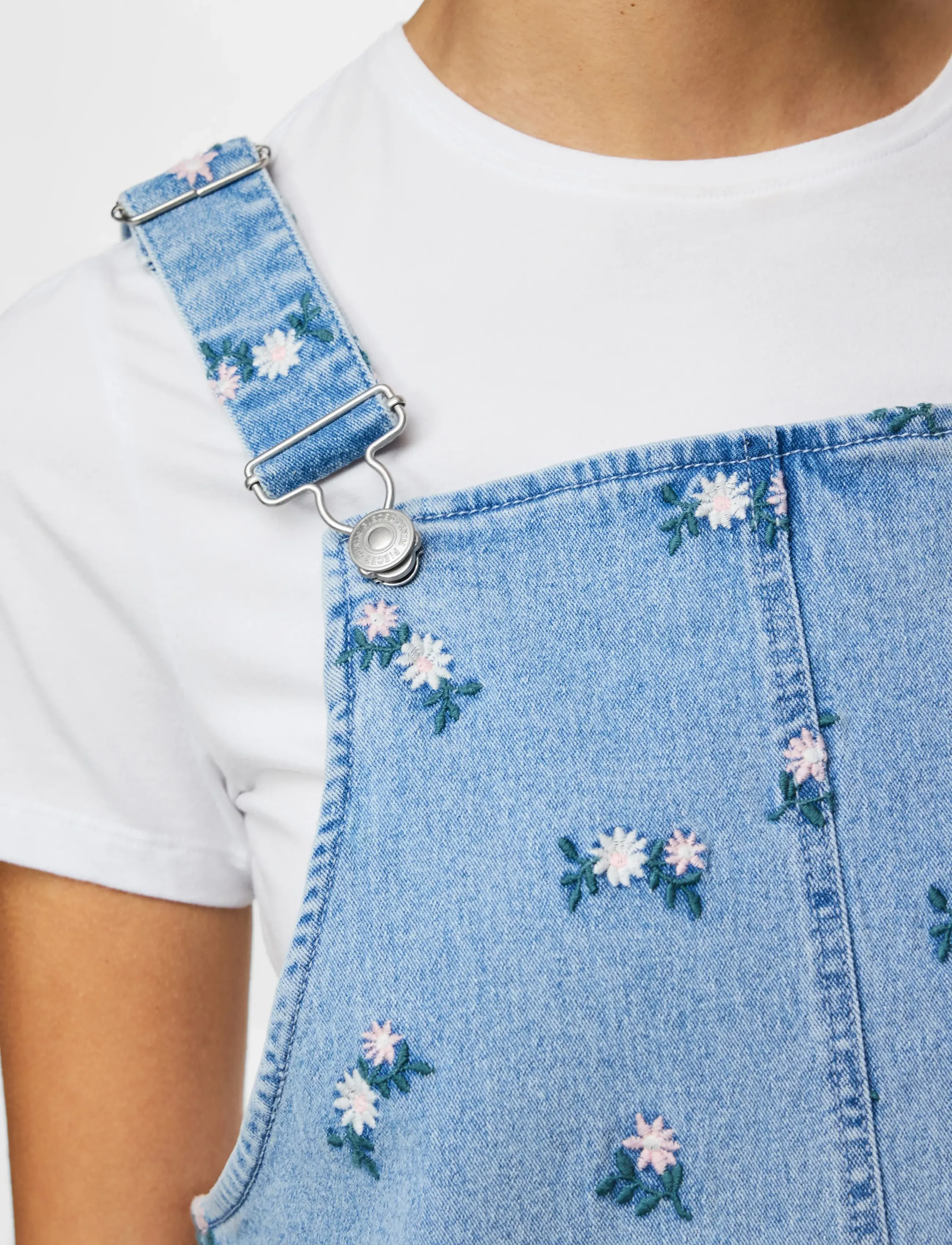 Pieces - PCFLORA SL DENIM EMB SPENCER DRESS - denimkjoler - light blue denim - 5