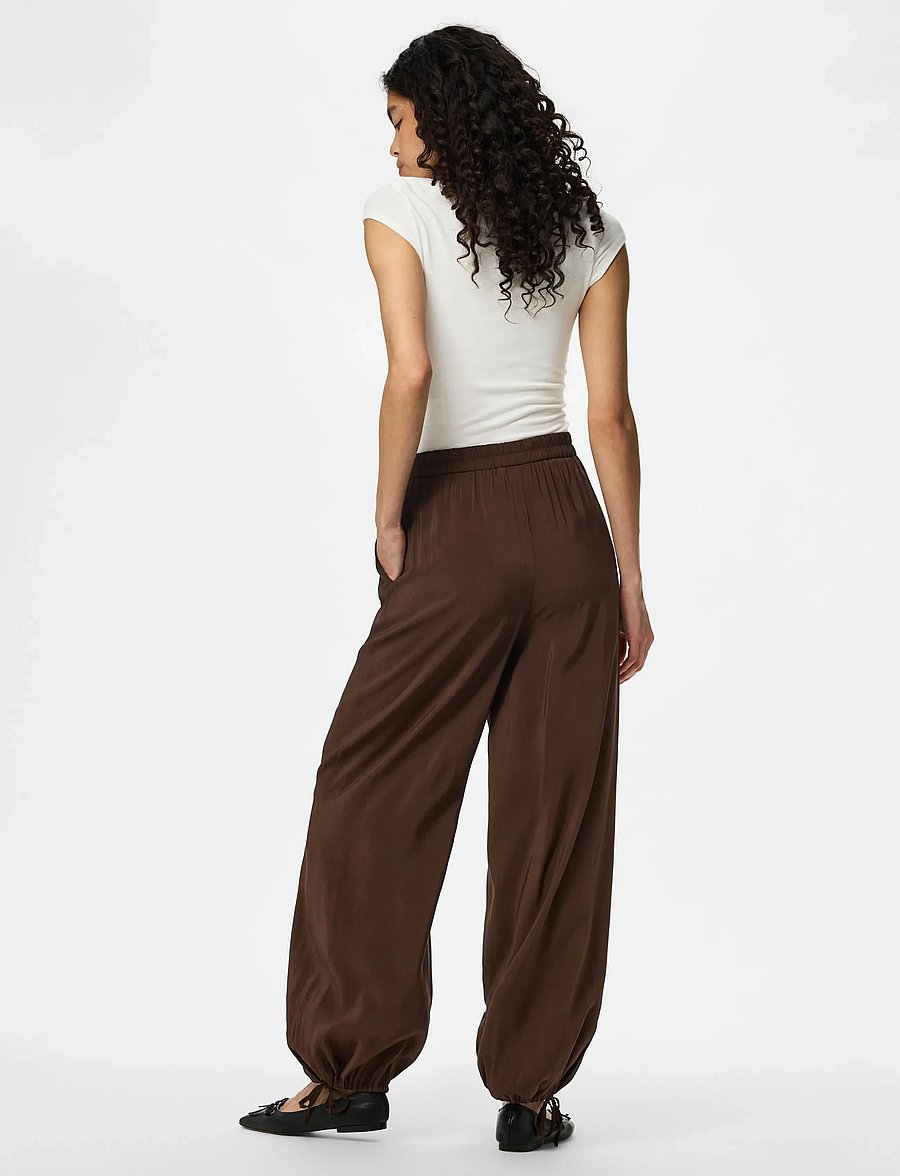 Pieces - PCALAIA HW BALLOON PANTS WVN - hosen mit geradem bein - chicory coffee - 2