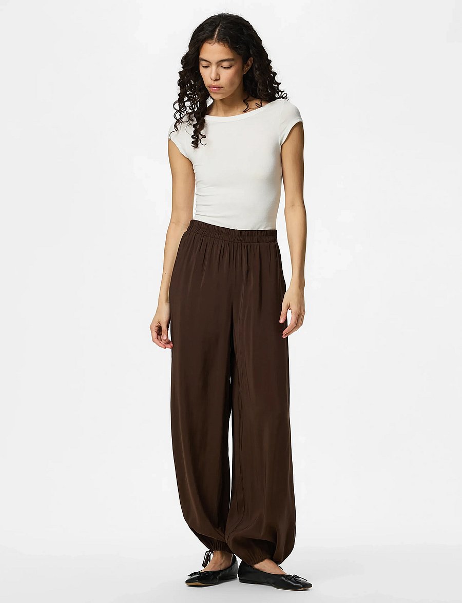 Pieces - PCALAIA HW BALLOON PANTS WVN - hosen mit geradem bein - chicory coffee - 3