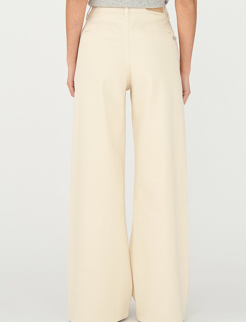 Pieszak - PD-Asta French Jeans Wash Undone Ec - laia säärega teksad - ecru - 3