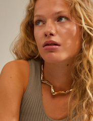 Pilgrim - MOON recycled necklace - festtøj til outletpriser - gold plated - 1