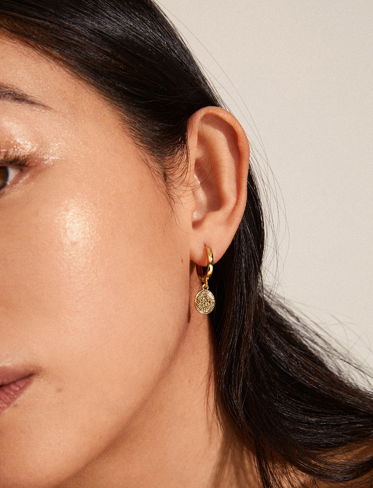 Pilgrim - NOMAD coin huggie hoop earrings - creoler & hoops - gold plated - 2