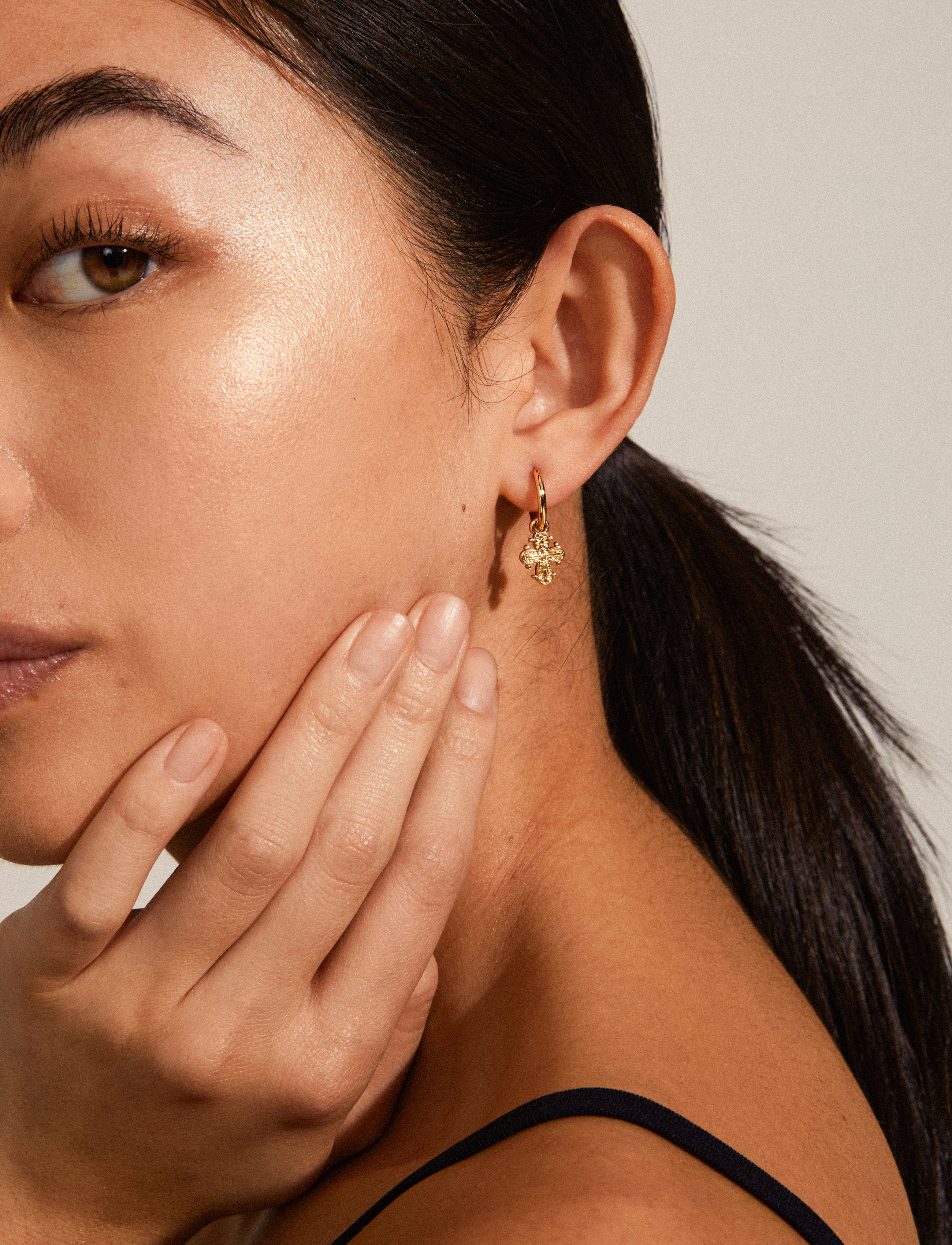 Pilgrim Dagmar Recycled Huggie Hoop Earrings, Kvinder, Kors Vedhæng Huggie Hoop Øreringe, Guld, Str: ONE SIZE
