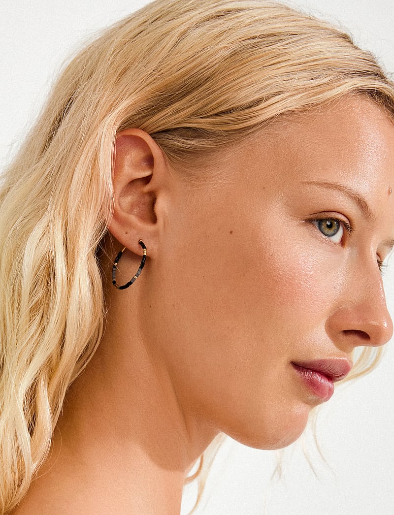 Pilgrim - ALISON earrings black, gold-plated - hoops kõrvarõngad - gold plated - 0