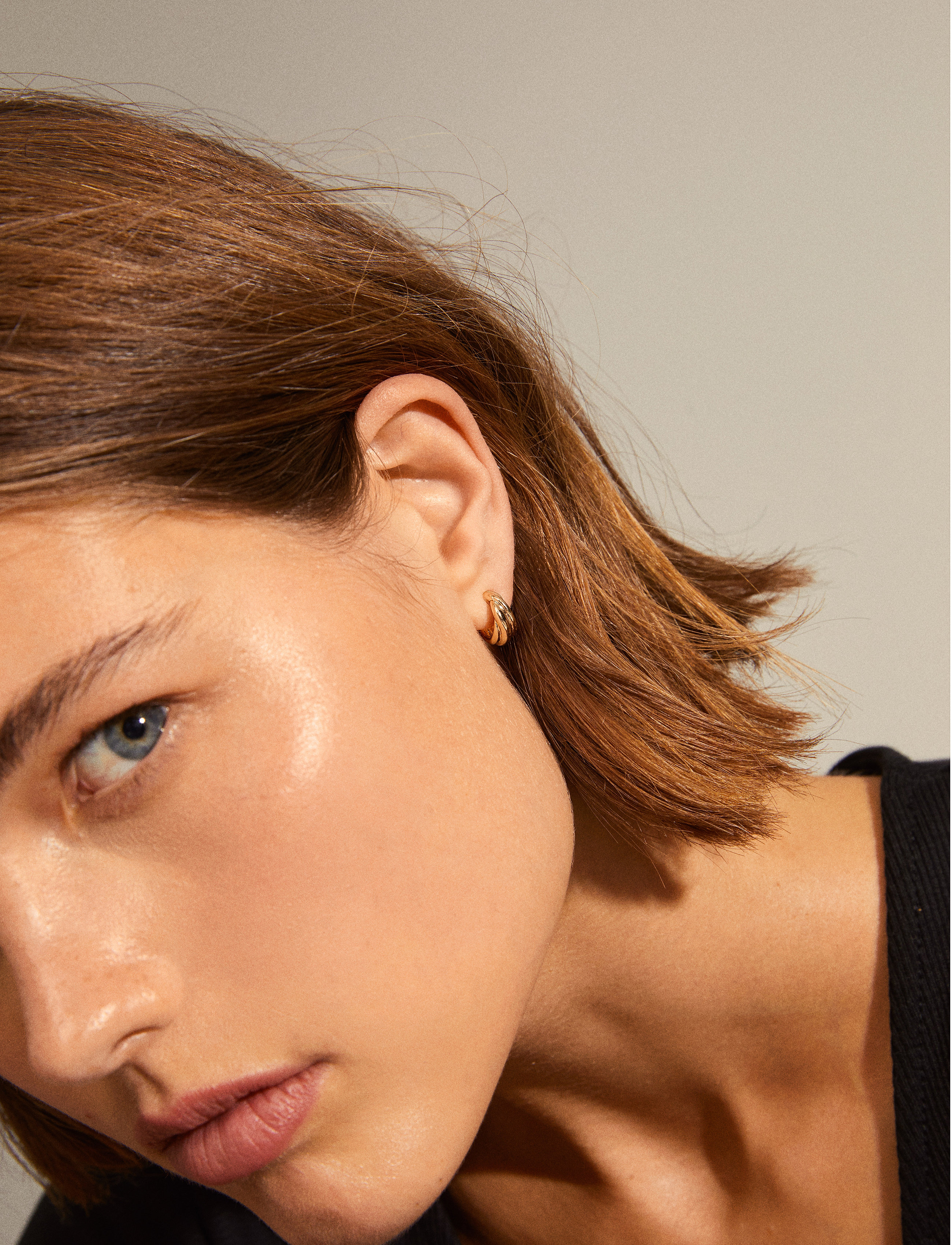 Pilgrim - JONNA recycled twirl huggie hoop earrings - gold plated - 2