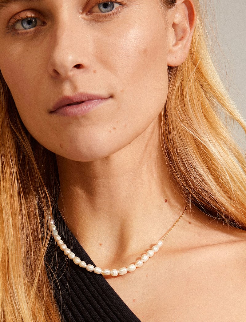 Pilgrim - BERTHE pearl necklace gold-plated - perlekæder - gold plated - 0