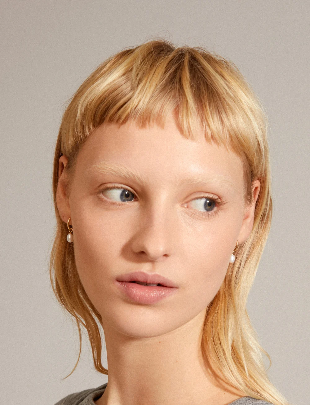 Pilgrim - BERTHE recycled pearl hoop earrings gold-plated - pärlörhängen - gold plated - 0