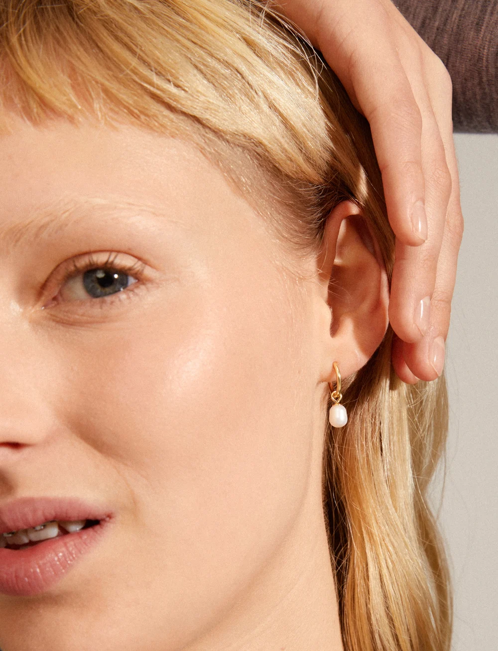 Pilgrim - BERTHE recycled pearl hoop earrings gold-plated - pärlörhängen - gold plated - 2