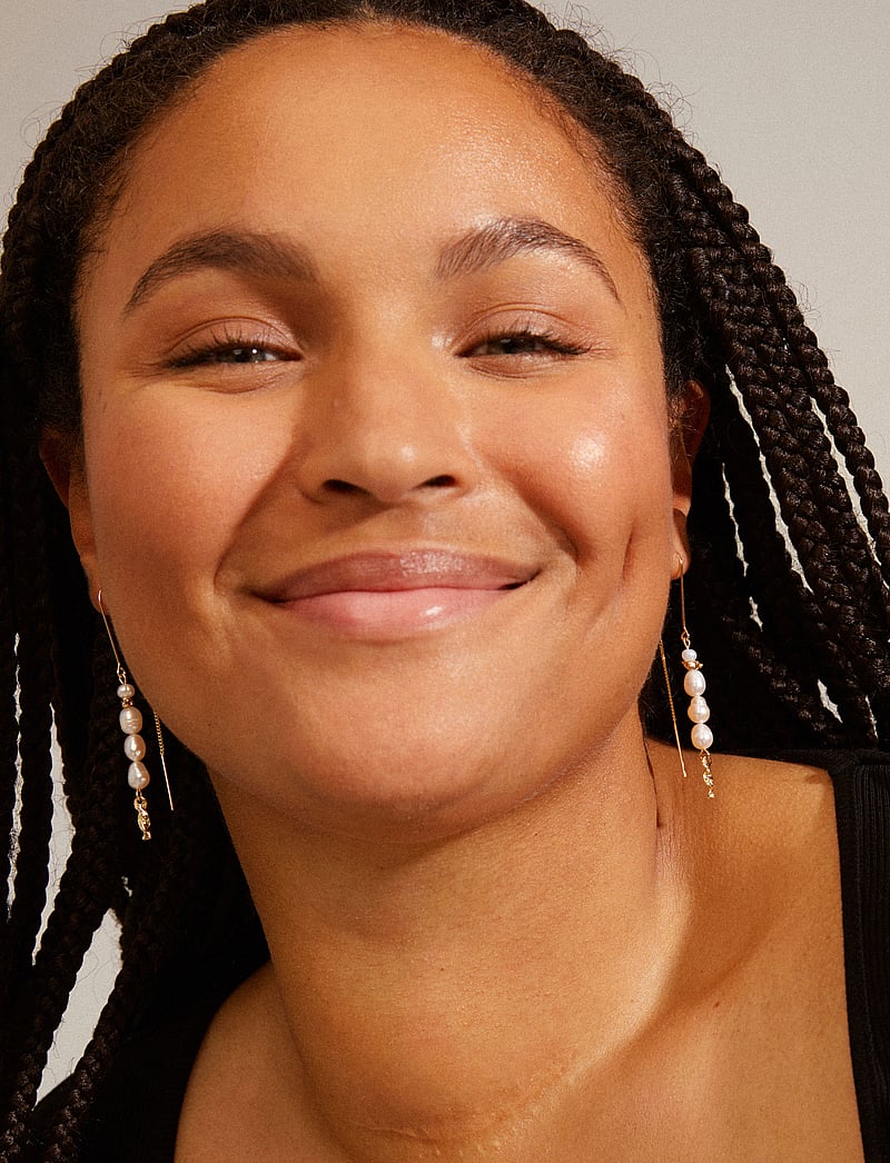 Pilgrim - BERTHE pearl chain earrings - pärlitega kõrvarõngad - gold plated - 0