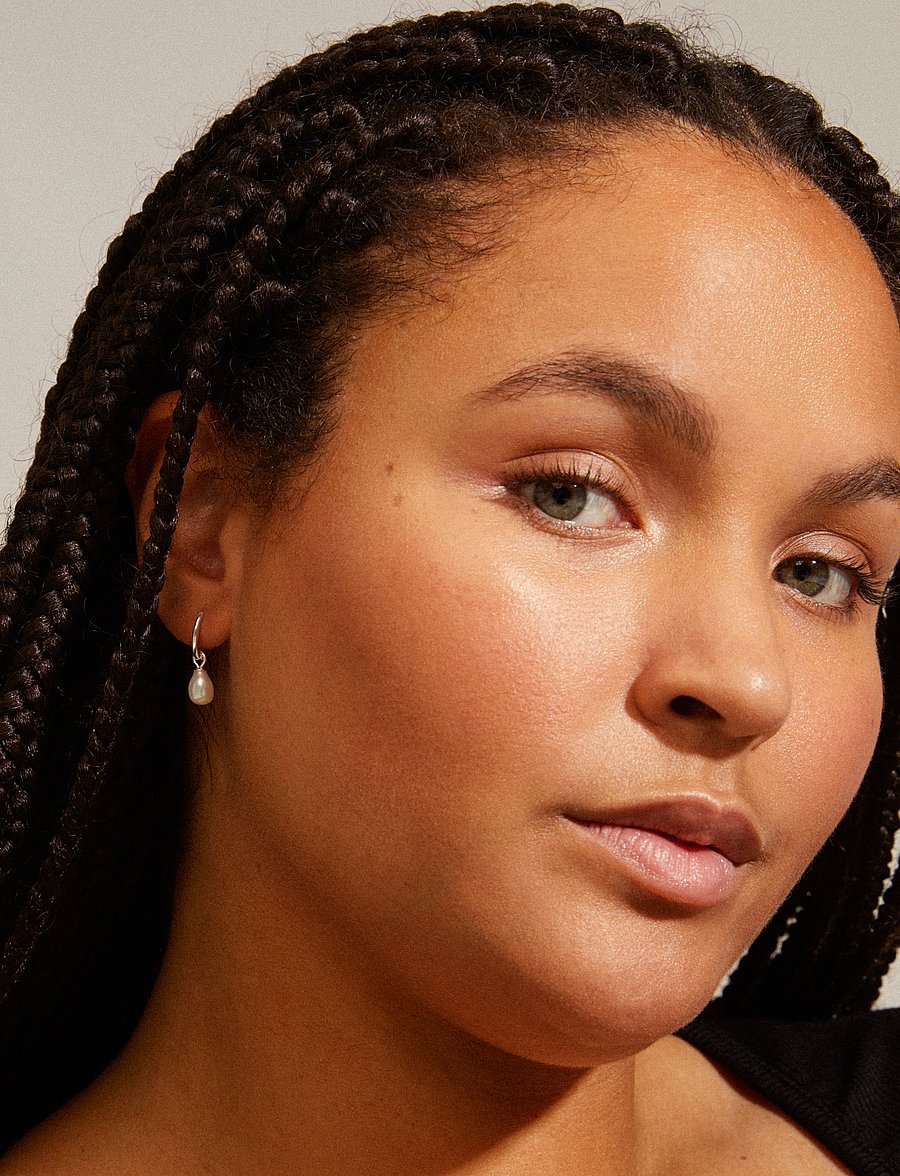 Pilgrim - BERTHE recycled pearl hoop earrings - perleøreringe - silver plated - 0