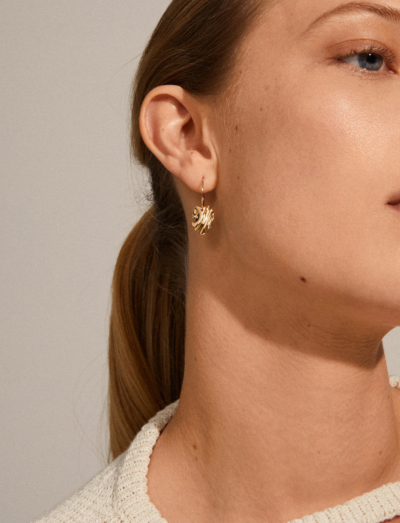 Pilgrim - EM wavy hoop earrings gold-plated - riņķveida auskari - gold plated - 1