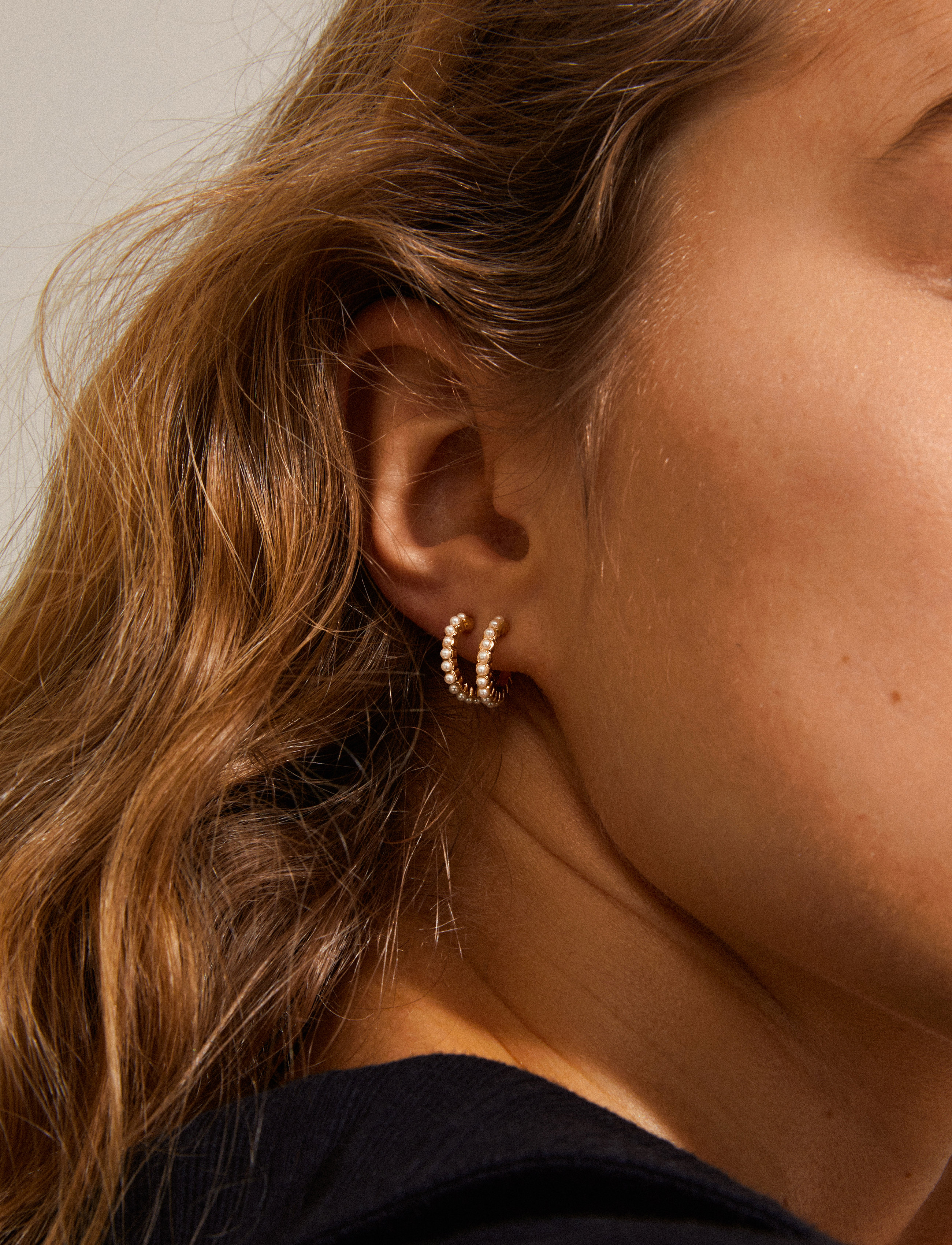 Pilgrim - EKTA pearl huggie hoop earrings gold-plated - gold plated - 3