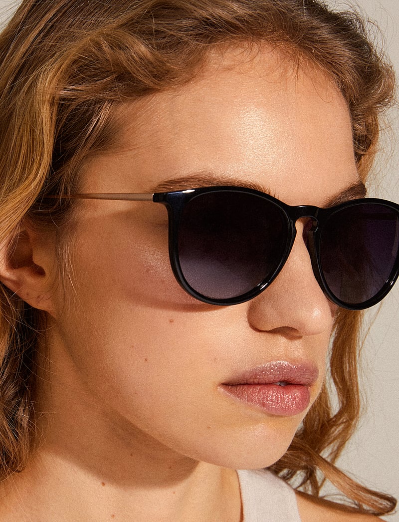 Pilgrim - VANILLE sunglasses black/gold - okulary przeciwsłoneczne okrągłe - black - 0