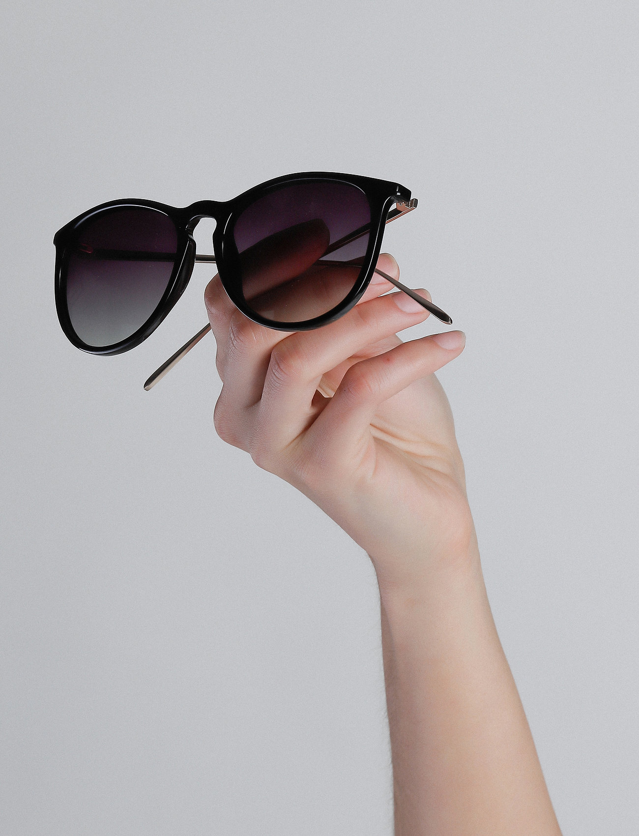 Pilgrim - VANILLE sunglasses black/gold - runde form - black - 4