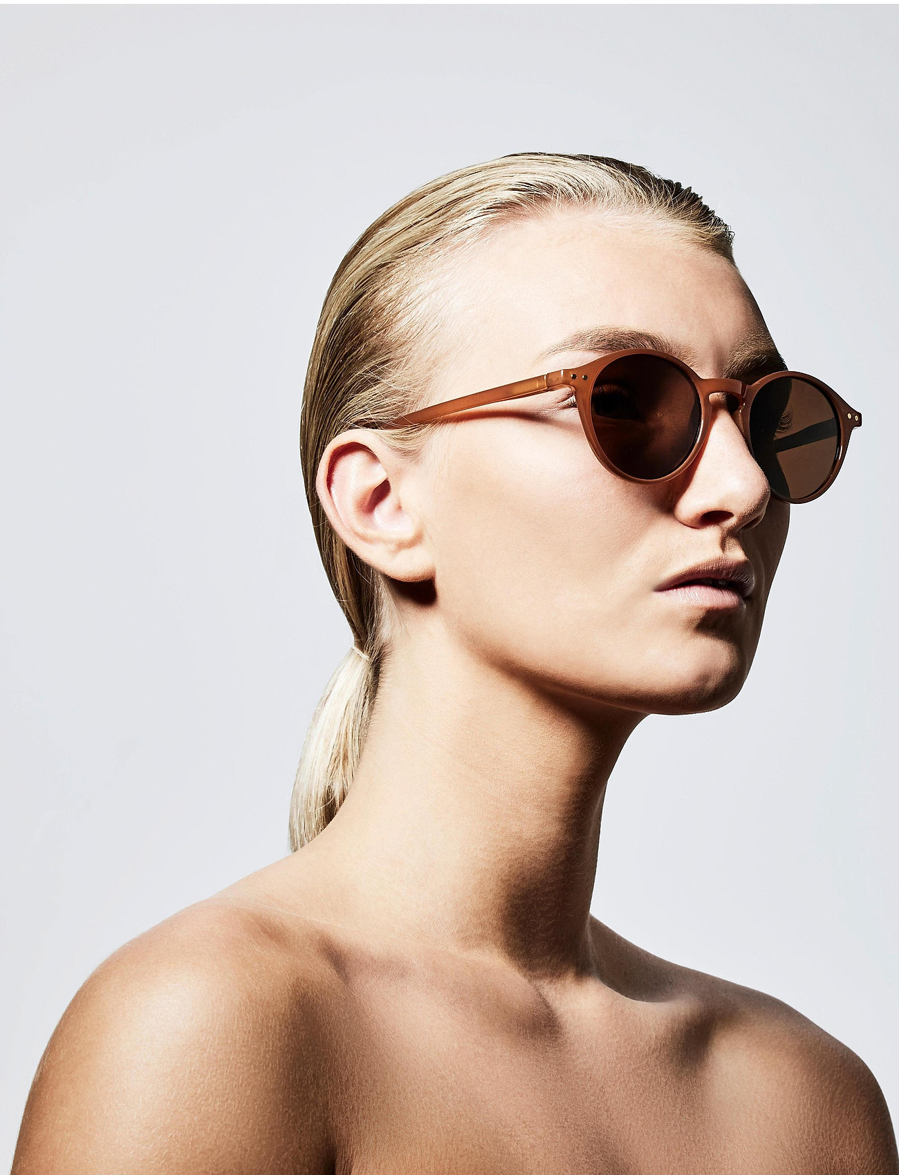 Pilgrim - ROXANNE classic round shaped sunglasses - brown - 2