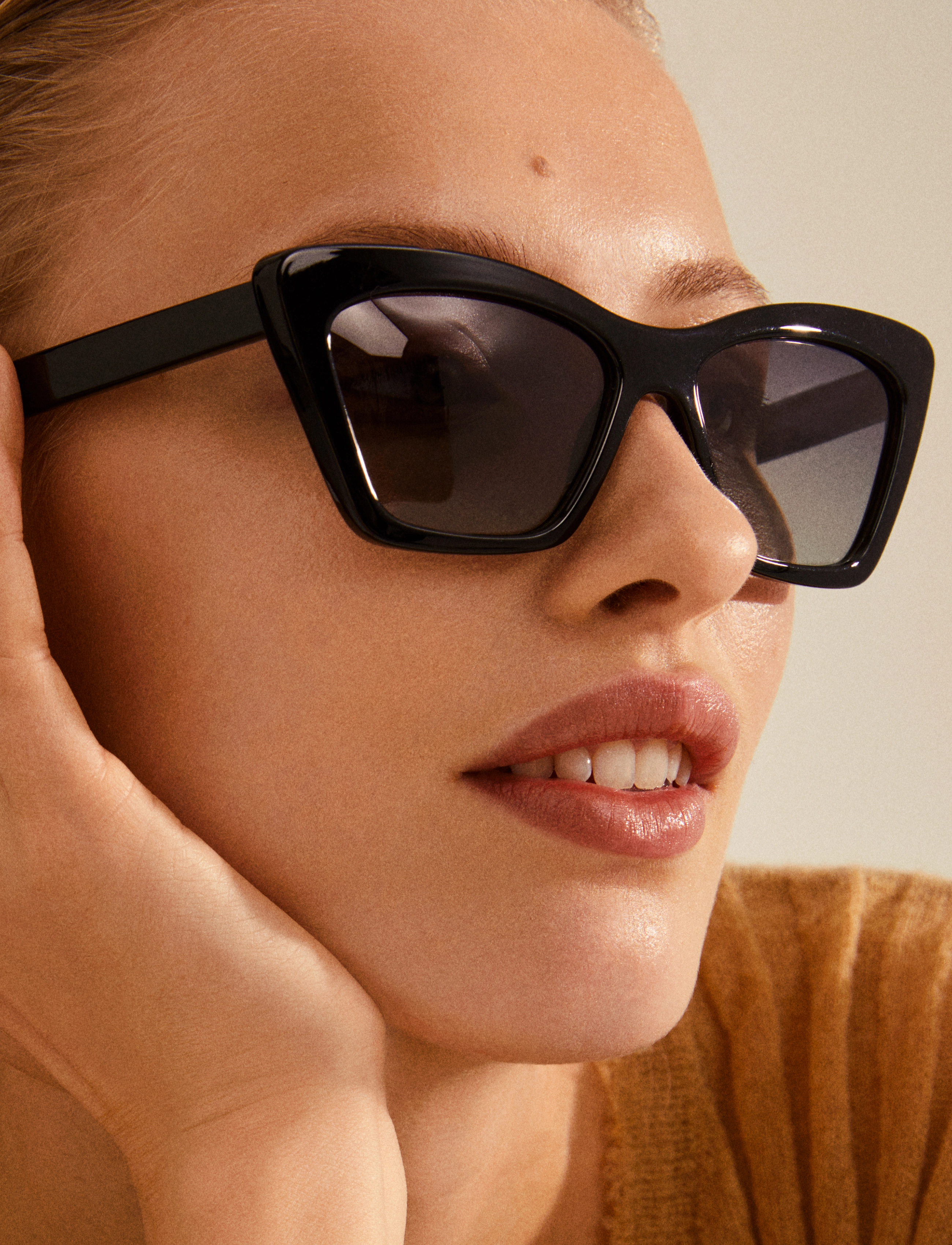 Pilgrim - DAKOTA angular cat-eye shaped sunglasses black - black - 4