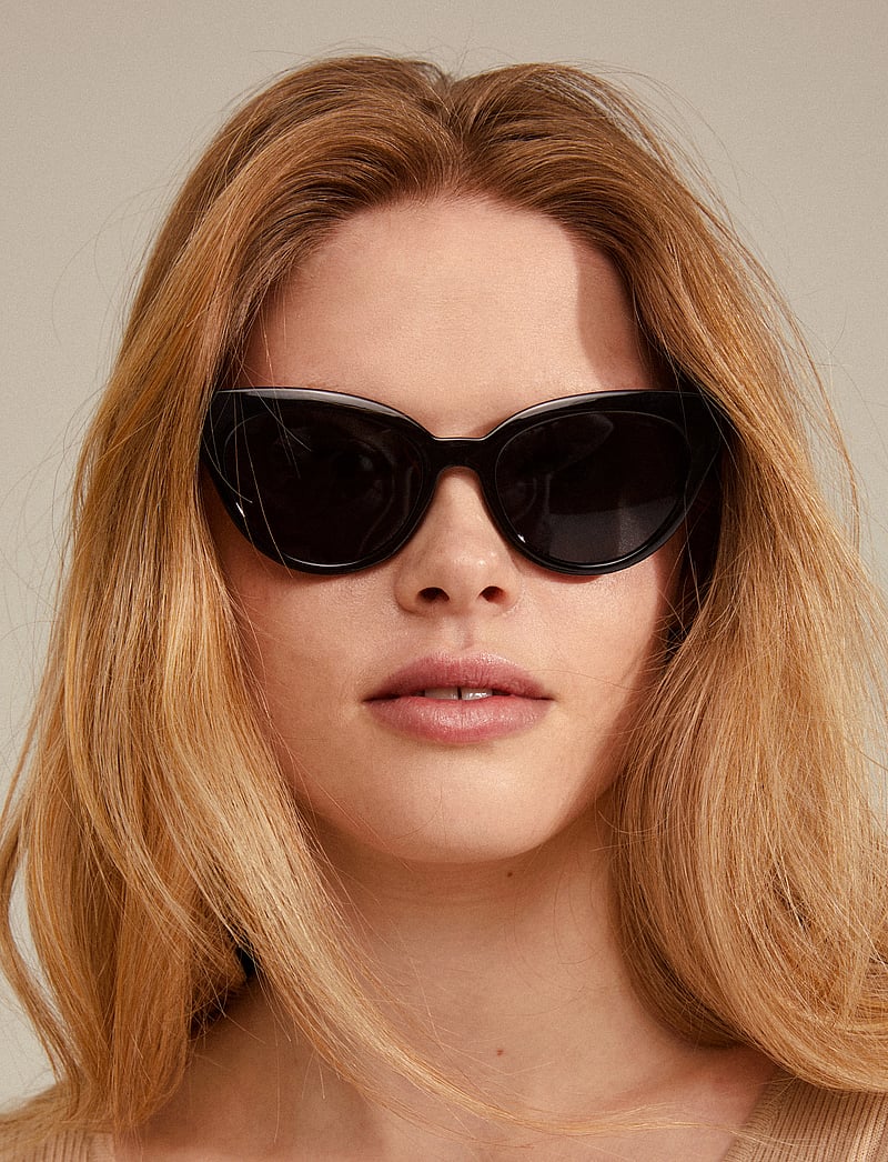 Pilgrim - RAISA recycled sunglasses black - cateye - black - 4