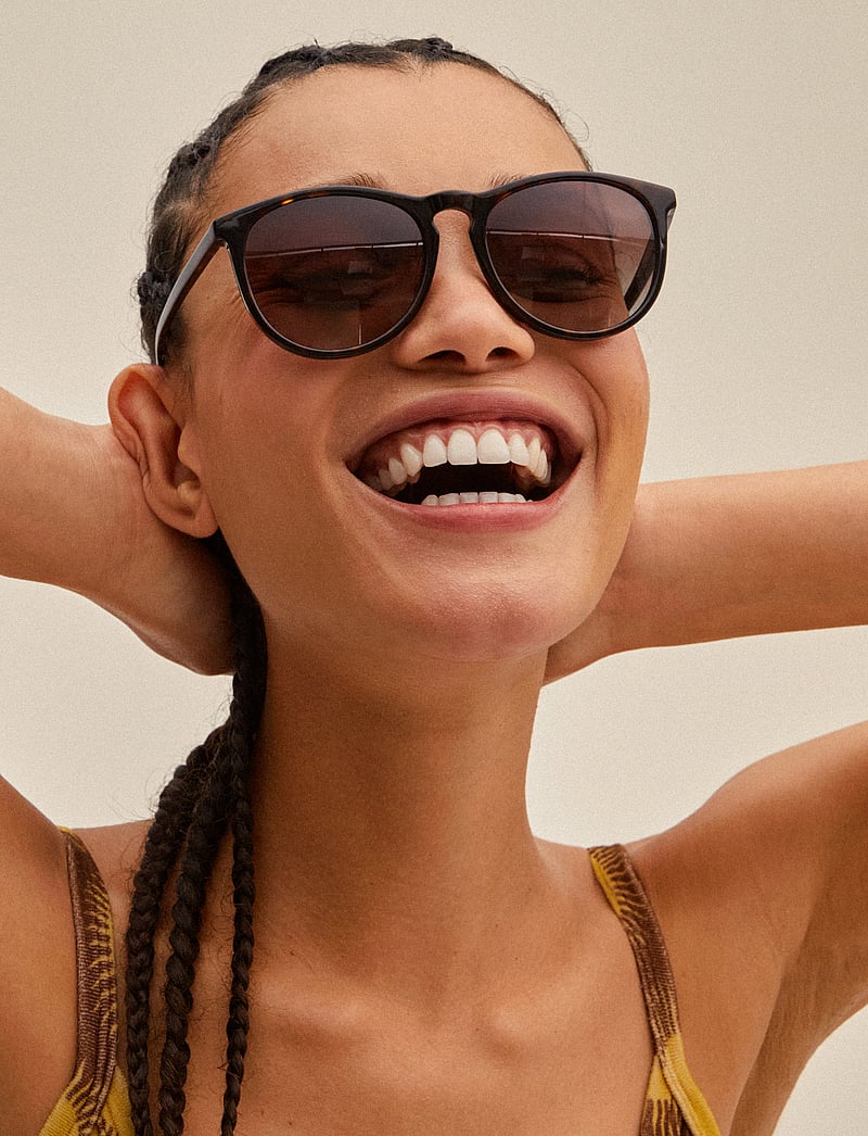 Pilgrim - SAHARA recycled sunglasses tortoise brown - apvalūs rėmeliai - tortoise brown - 0