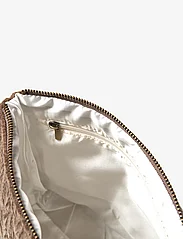 Pipol's Bazaar - Triangle Cosmetic Bag Quilted Taupe - prezenty urodzinowe - grey - 3
