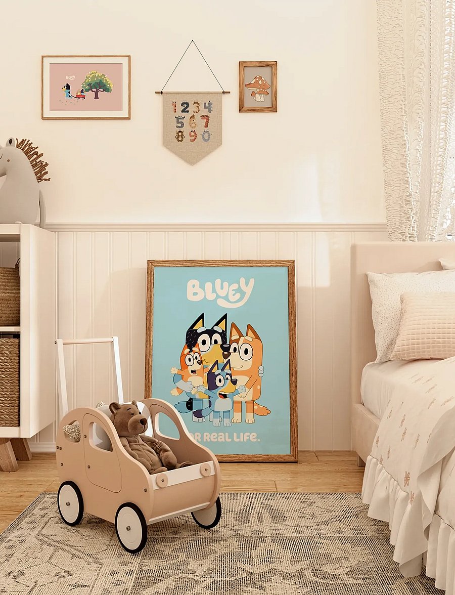 Poster & Frame - Bluey - Big Tree - tiere - pink - 3