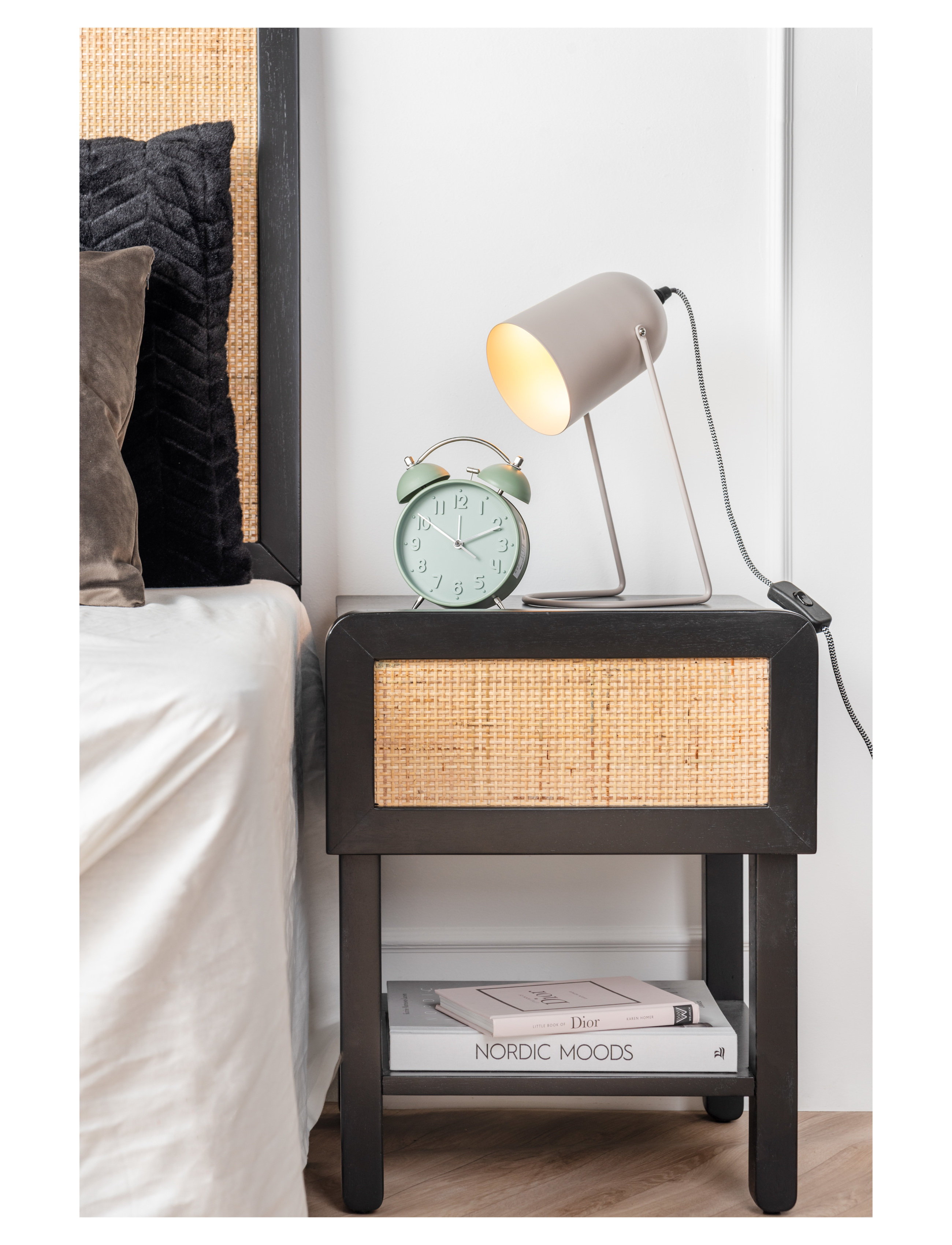 KARLSSON Alarm Clock Iconic Matt Black, Vækkeur, Grøn, Str: Ø15CM