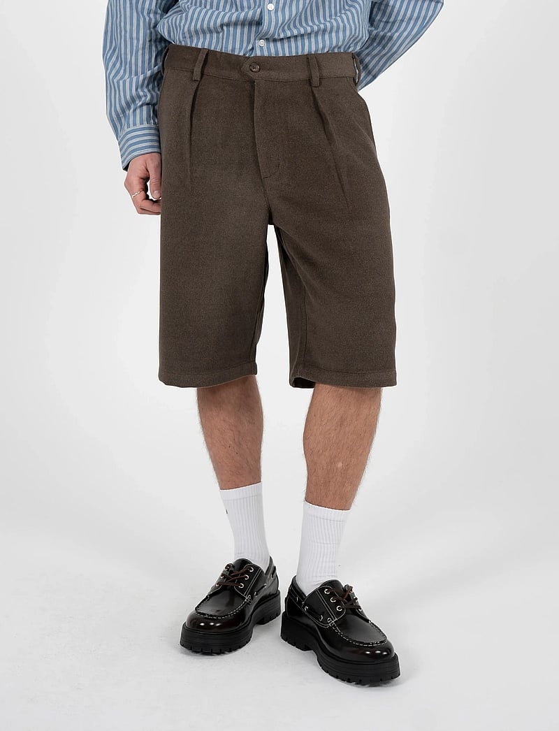 Prohibited - Podium Double Pleated Shorts Brown - casual shorts - brown - 3
