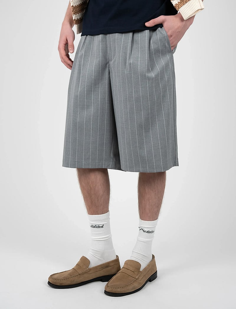 Prohibited - Newport Pleated Shorts - chinos shorts - grey - 2