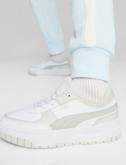 PUMA - Cali Dream Lth Wns - sportiska stila apavi ar pazeminātu potītes daļu - puma white-feather gray - 5