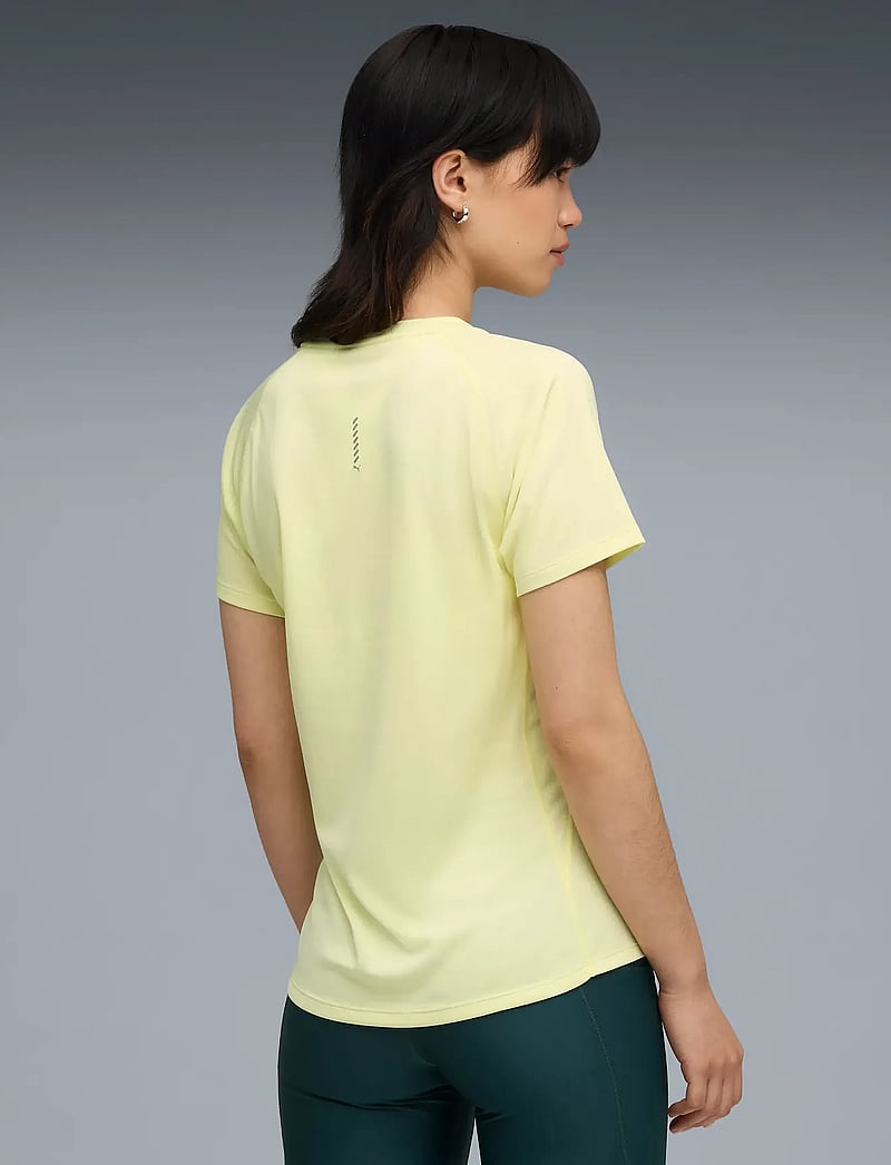 PUMA - W RUN VELOCITY TEE (POLY) - t-shirts - gold moon - 3