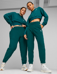 PUMA - CLASSICS Fleece Sweatpants - kobiety - malachite - 2
