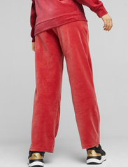 PUMA - ESS ELEVATED Velour Straight Pants - astro red - 6