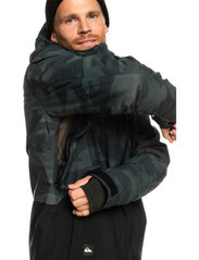 Quiksilver - MISSION PRINTED BLOCK JK - ski jackets - spray camo true black - 5