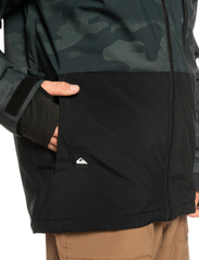 Quiksilver - MISSION PRINTED BLOCK JK - ski jackets - spray camo true black - 6