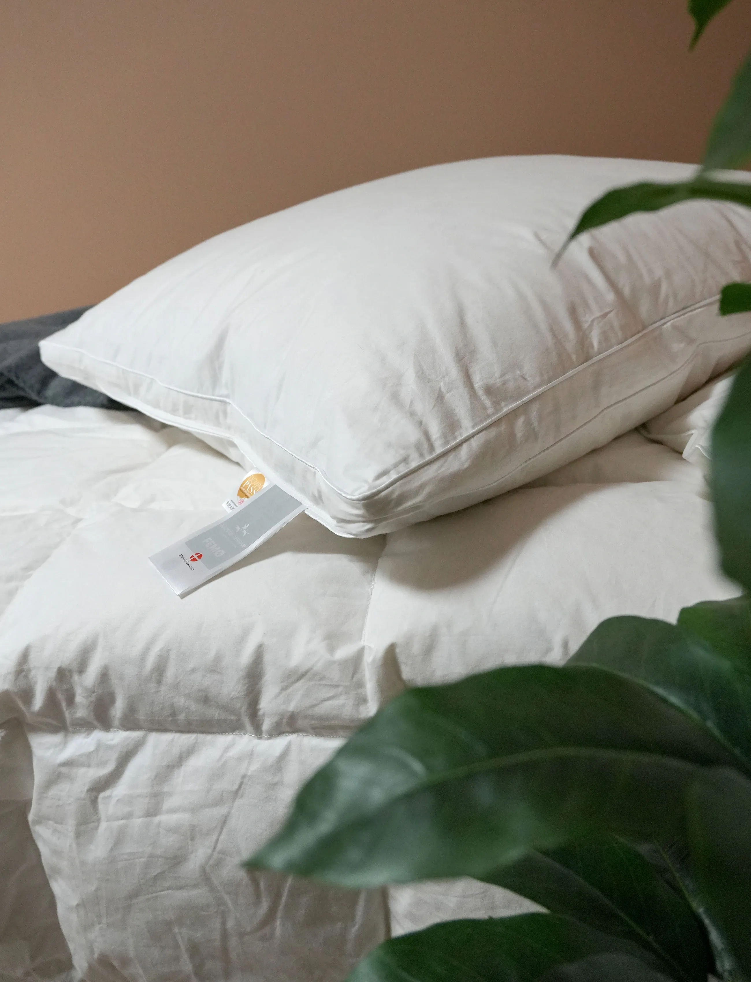 Quilts of Denmark - FEMØ 3-champer (panel) pillow - hovedpuder - white - 3