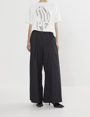 Rabens Saloner - Arete - Papery wide pant - bukser med brede ben - black - 2
