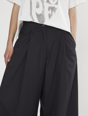 Rabens Saloner - Arete - Papery wide pant - bukser med brede ben - black - 4
