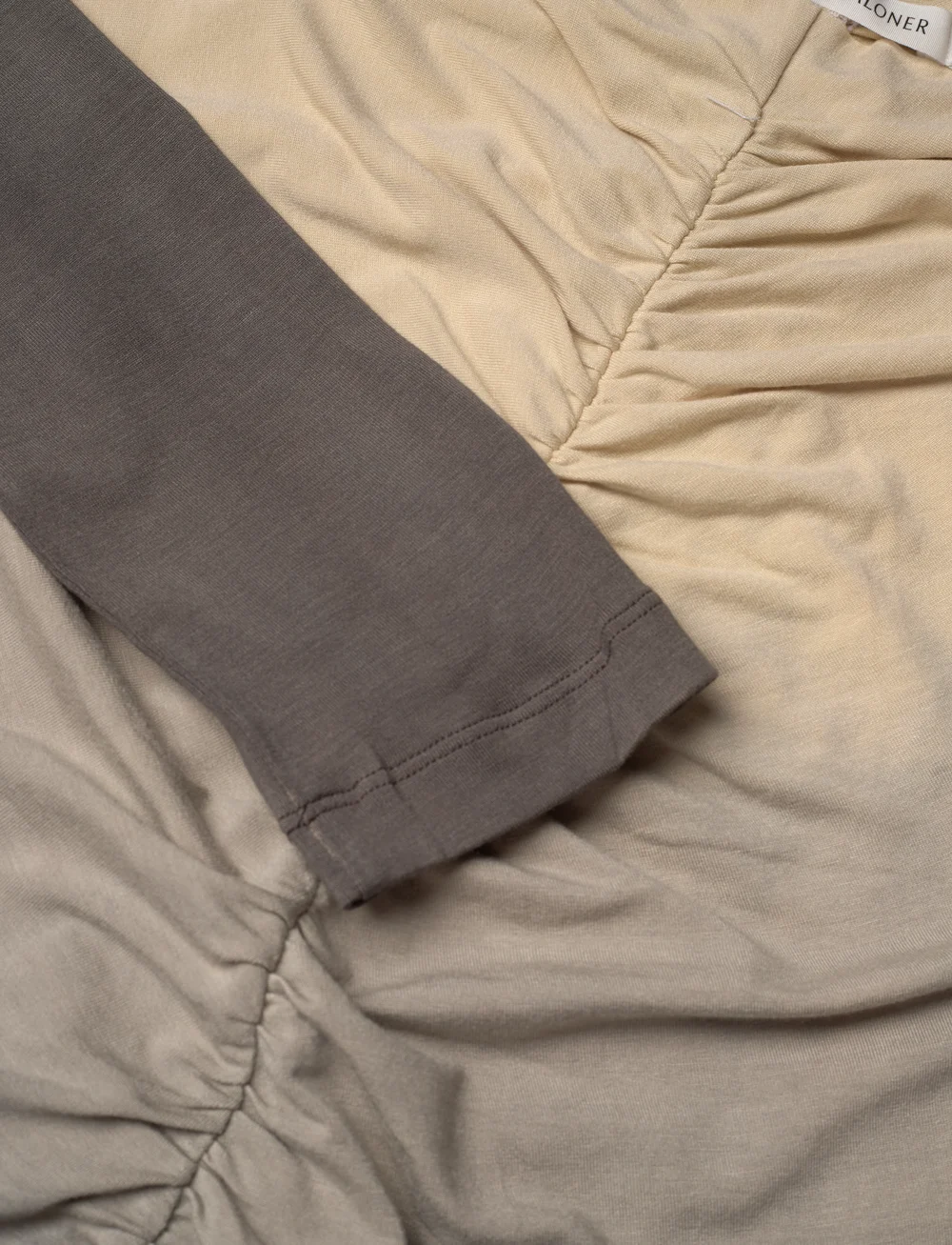 Rabens Saloner - Flow gather short dress - Isja - t-shirtklänningar - sand combo - 2