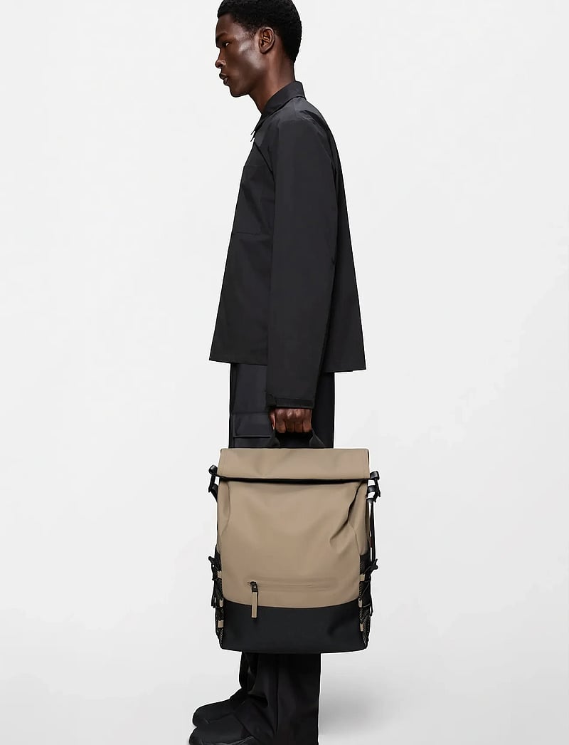 Rains - Trail Mountaineer Rolltop W3 - rucksäcke mit rollverschluss - beige - 0