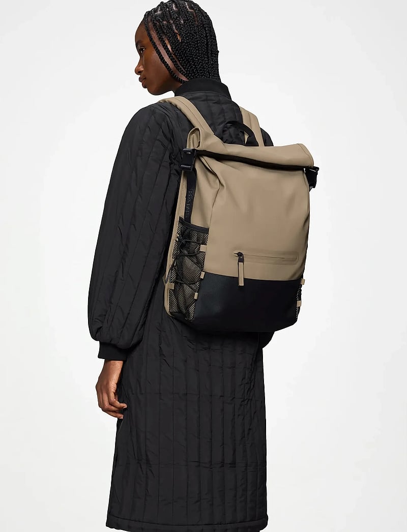 Rains - Trail Mountaineer Rolltop W3 - rucksäcke mit rollverschluss - beige - 4