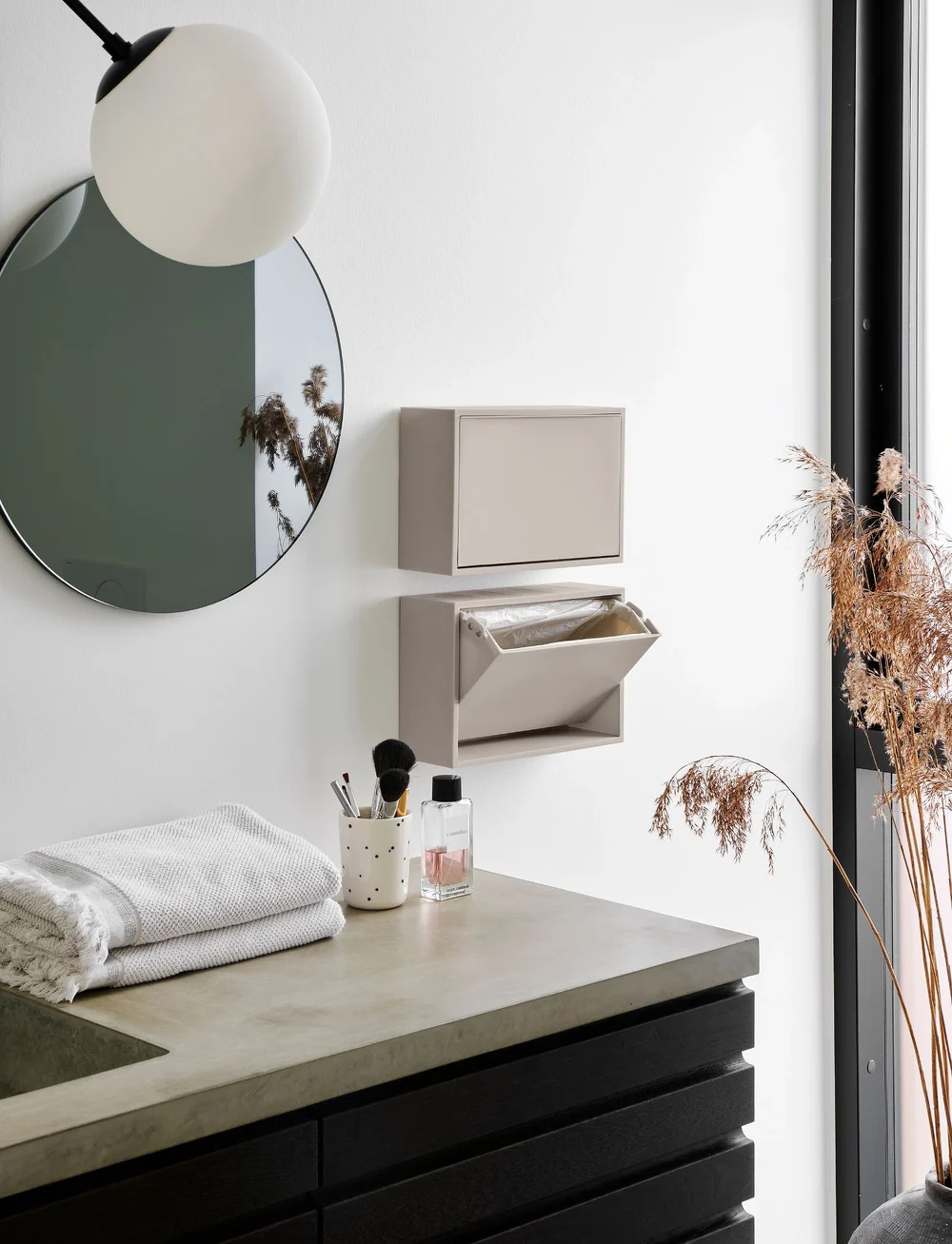 ReCollector - Stylish wall-mounted toilet bin - vannitoa sisustus - silver cloud grey - 4