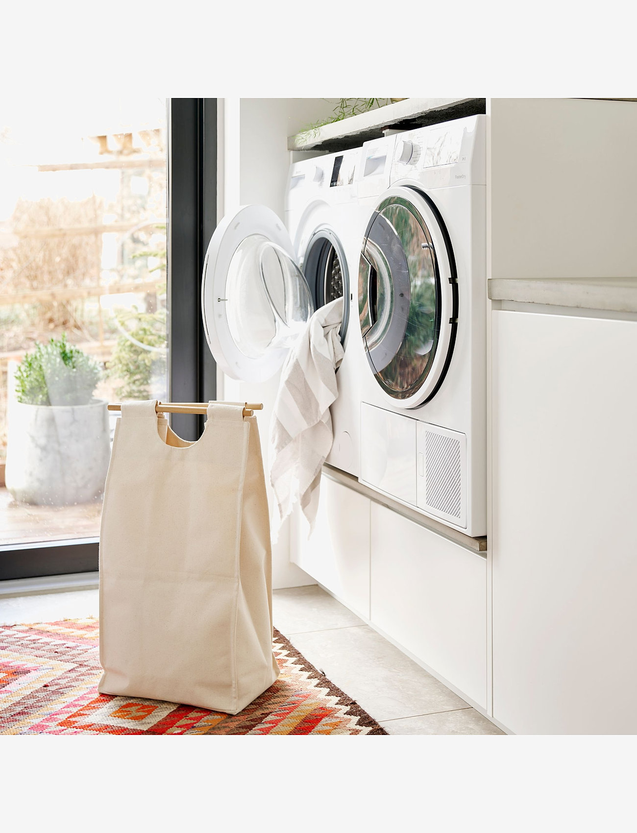 ReCollector - Smart wall-mounted laundry basket - black raven - 5