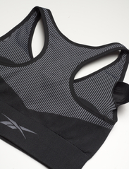 Reebok Performance - YOGA SEAMLESS SPORTS BRA - mažiausios kainos - black - 4