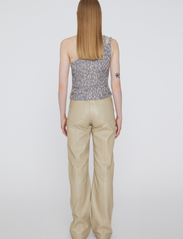REMAIN Birger Christensen - Leather Straight Pants - festtøj til outletpriser - safari - 3