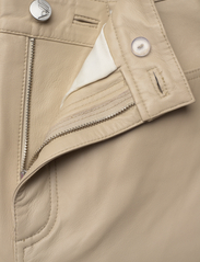 REMAIN Birger Christensen - Leather Straight Pants - festtøj til outletpriser - safari - 5