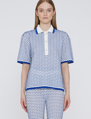 REMAIN Birger Christensen - Wave Knit Polo Shirt - poloer - bright white comb. - 2