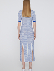 REMAIN Birger Christensen - Wave Knit Polo Slit Dress - liibuvad kleidid - bright white comb. - 3