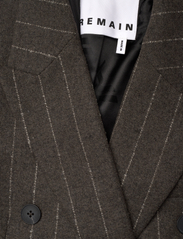 REMAIN Birger Christensen - Pinstripe Fitted Blazer - ballīšu apģērbs par outlet cenām - mulch - 2