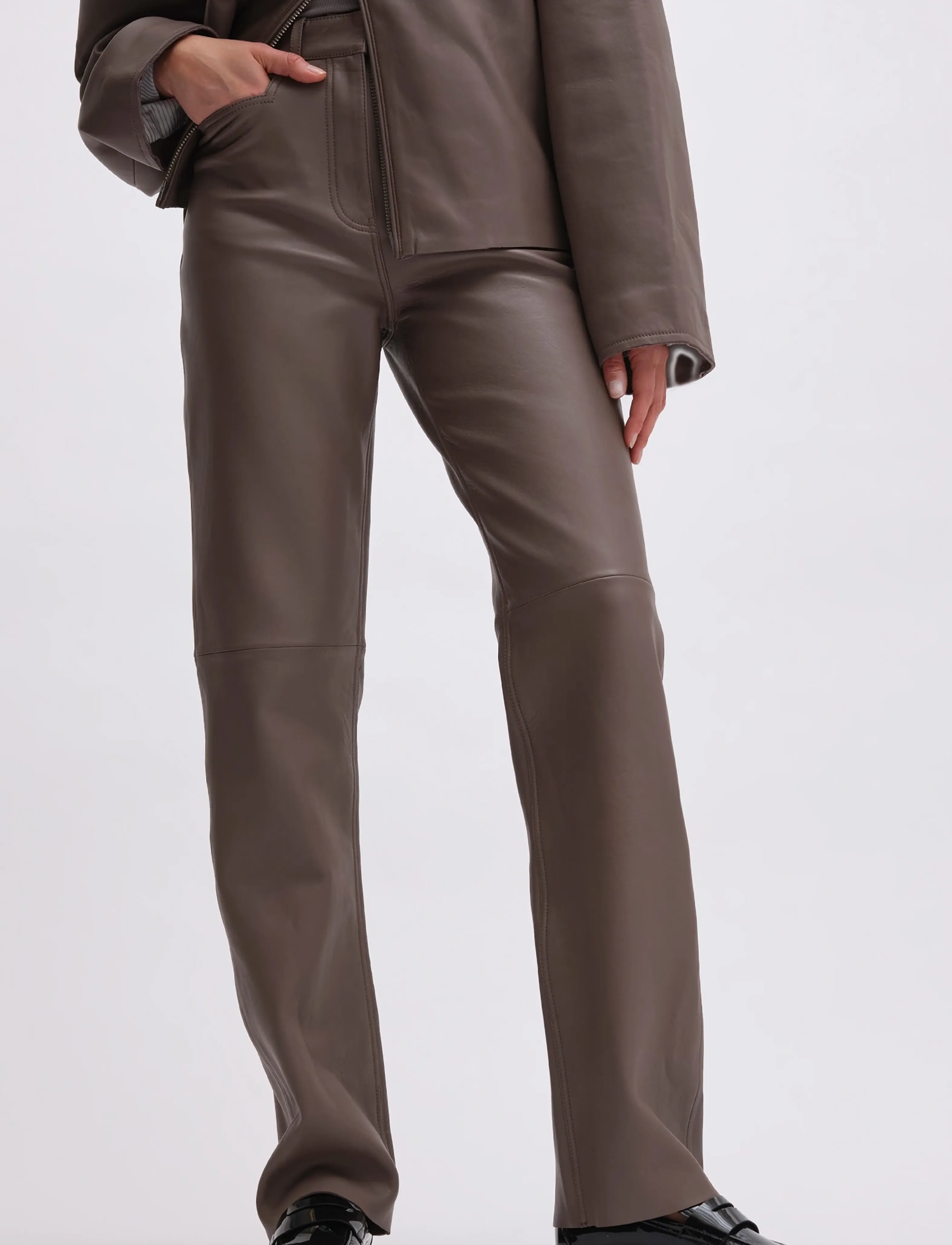 REMAIN Birger Christensen HIGH WAIST LEATHER PANTS - Nyheder - IRON / brown
