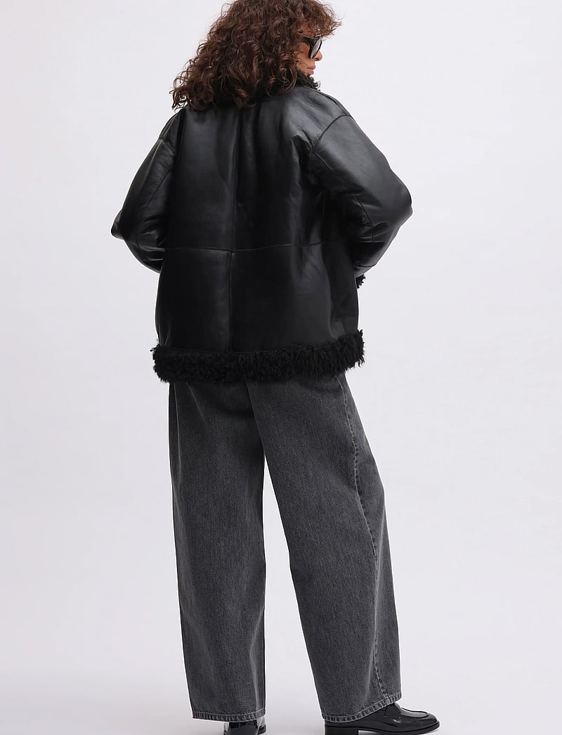 REMAIN Birger Christensen - SHEARLING JACKET - kevadjoped - black - 5